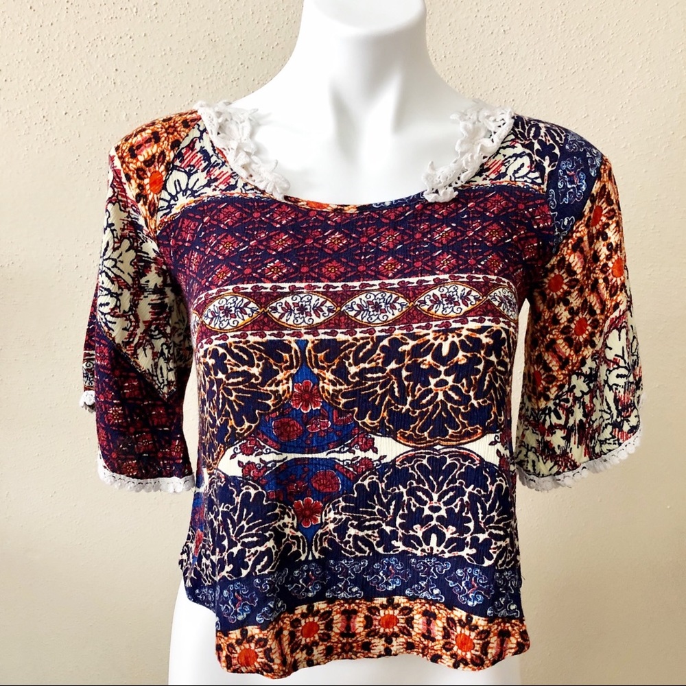 Patterned top with keyhole back